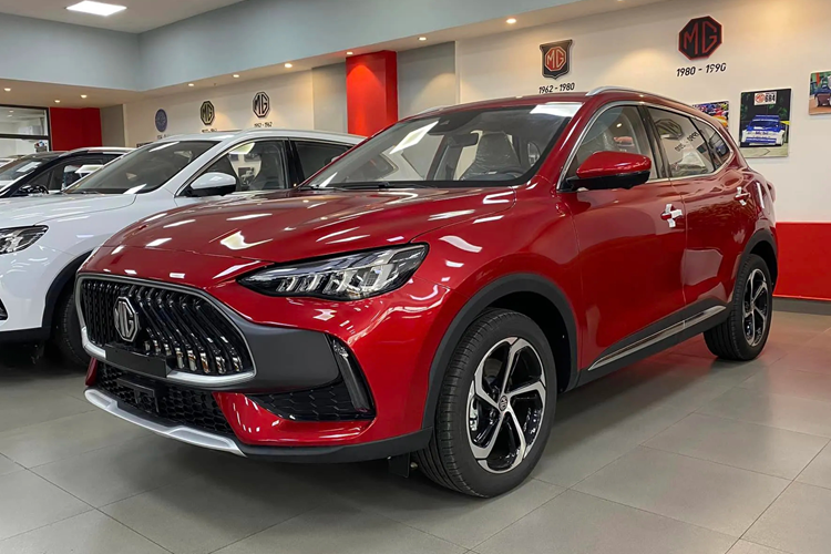 Với giá bán này, MG HS tuy là SUV hạng C nhưng còn rẻ hơn cả những mẫu SUV cỡ B như Mitsubishi Xforce (599 - 705 triệu đồng), Hyundai Creta (599 - 680 triệu) và Kia Seltos (599 - 799 triệu đồng). Đồng thời, MG HS cũng trở thành một trong những mẫu SUV cỡ C rẻ nhất tại Việt Nam hiện nay.