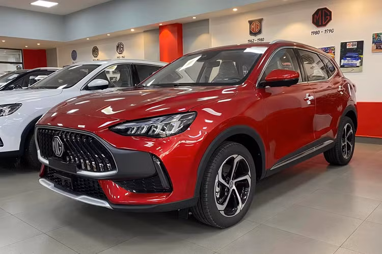 Với giá bán này, MG HS tuy là SUV hạng C nhưng còn rẻ hơn cả những mẫu SUV cỡ B như Mitsubishi Xforce (599 - 705 triệu đồng), Hyundai Creta (599 - 680 triệu) và Kia Seltos (599 - 799 triệu đồng). Đồng thời, MG HS cũng trở thành một trong những mẫu SUV cỡ C rẻ nhất tại Việt Nam hiện nay.