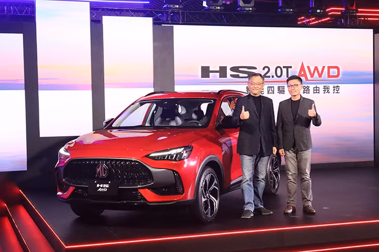 Ngoài ra, xe còn có những tính năng an toàn chủ động ADAS như hệ thống kiểm soát hành trình, cảnh báo va chạm phía trước, phanh khẩn cấp tự động, giám sát điểm mù phía sau, phát hiện điểm mù, cảnh báo lệch làn đường, điều chỉnh làn đường, hỗ trợ chuyển làn đường, cảnh báo lùi và camera 360 độ.