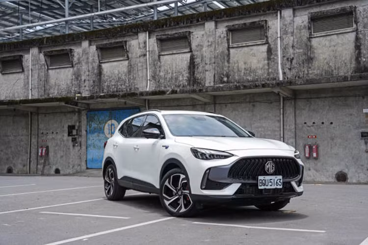 4 cổng USB, nguồn điện 12V, sạc điện thoại không dây, cửa sổ trời toàn cảnh Panorama, đèn viền trang trí 256 màu và hệ thống âm thanh Bose 8 loa với 1 loa siêu trầm.