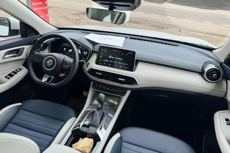 Tương tự phiên bản cũ, xe cũng được nhập khẩu nguyên chiếc từ Thái Lan. Ở phiên bản mới, MG HS đã thay đổi nhẹ về mặt kích thước, thiết kế ngoại thất và trang bị.