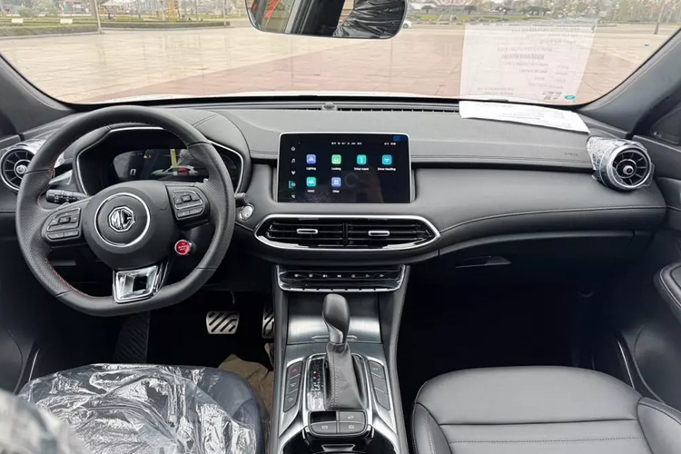 Mẫu SUV cỡ C này sở hữu những trang bị đáng chú ý như đèn pha LED toàn phần, đèn báo rẽ LED, đèn hậu LED với hiệu ứng không gian 3 chiều, vành la-zăng Tomahawk 18 inch phay xước 2 màu, lốp Michelin PS4, gương chiếu hậu tích hợp đèn báo rẽ LED và cửa cốp chỉnh điện.