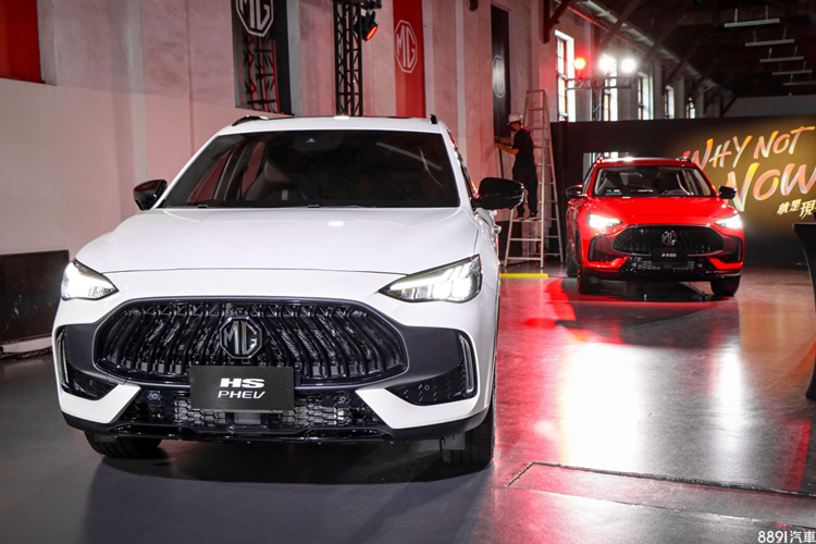 Bên trong MG HS mới xuất hiện vô lăng tích hợp phím chức năng, ghế trước chỉnh điện đa hướng với tính năng sưởi ấm, bảng đồng hồ kỹ thuật số 12,3 inch, màn hình cảm ứng trung tâm 10,1 inch đặt nổi trên mặt táp-lô