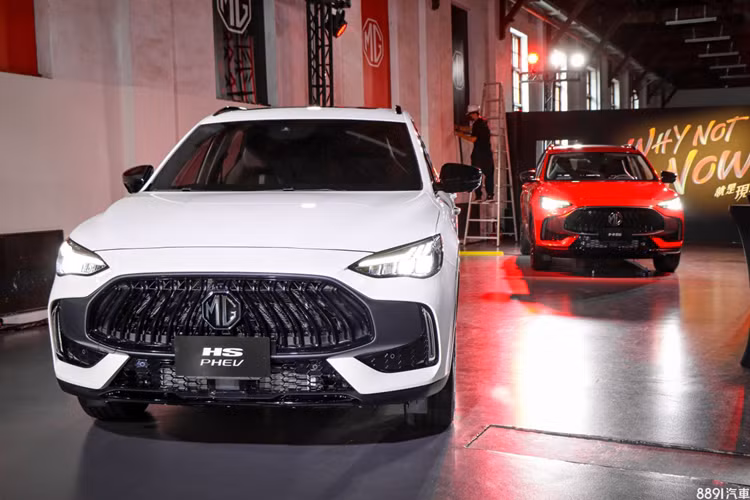 Bên trong MG HS mới xuất hiện vô lăng tích hợp phím chức năng, ghế trước chỉnh điện đa hướng với tính năng sưởi ấm, bảng đồng hồ kỹ thuật số 12,3 inch, màn hình cảm ứng trung tâm 10,1 inch đặt nổi trên mặt táp-lô