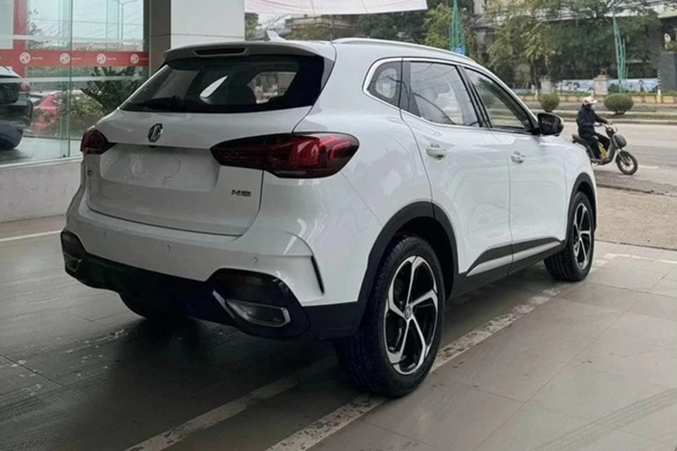 Nằm bên dưới nắp ca-pô của MG HS là động cơ xăng 4 xi-lanh, tăng áp, dung tích 1.5L với công suất tối đa 173 mã lực và mô-men xoắn cực đại 275 Nm. Động cơ đi với hộp số tự động ly hợp kép 7 cấp và hệ dẫn động cầu trước đồng thời tiêu thụ lượng xăng trung bình 6,8 lít/100 km.