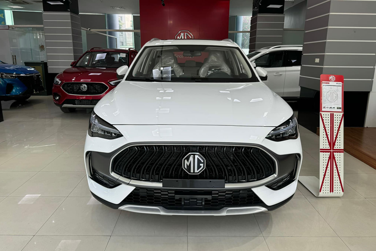 Theo đó, một số đại lý hiện đang áp dụng ưu đãi với tổng giá trị lên đến 120 triệu đồng cho xe MG HS của Trung Quốc. Giá sau ưu đãi của mẫu xe này giảm xuống chỉ còn 582 triệu đồng ở bản 1.5T DEL tiêu chuẩn và 629 triệu ở bản 1.5T LUX.