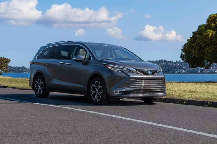 Sau 4 phút, tài xế xe minivan Toyota Sienna 2025 sẽ nhận được tin nhắn qua ứng dụng điện thoại thông minh. Nếu sau đó tài xế vẫn không mở cửa, hệ thống sẽ tự động thực hiện một cuộc gọi đến điện thoại của tài xế.