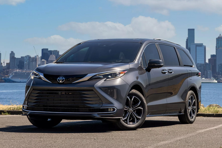 Bản tiêu chuẩn được trang bị dẫn động cầu trước với động cơ xăng được hỗ trợ bởi hai mô-tơ điện, trong khi tùy chọn dẫn động 4 bánh có thêm một mô-tơ ở cầu sau. Tại thị trường Mỹ, mức giá xe Toyota Sienna 2025 khởi điểm từ 40.635 USD (gần 1 tỷ đồng).