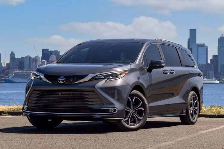 Bản tiêu chuẩn được trang bị dẫn động cầu trước với động cơ xăng được hỗ trợ bởi hai mô-tơ điện, trong khi tùy chọn dẫn động 4 bánh có thêm một mô-tơ ở cầu sau. Tại thị trường Mỹ, mức giá xe Toyota Sienna 2025 khởi điểm từ 40.635 USD (gần 1 tỷ đồng).