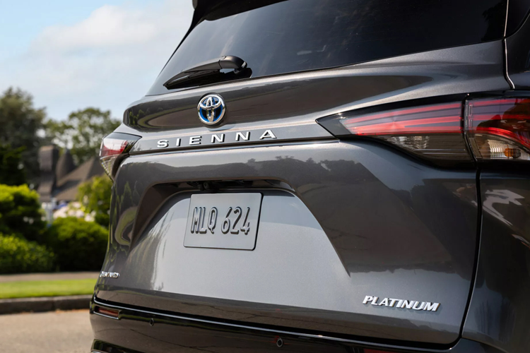 Ngoài ra, chất liệu của các chi tiết bên trong khoang cabin cũng được nâng cấp và hoàn thiện tỉ mỉ hơn nhiều so với bản tiền nhiệm. Cung cấp sức mạnh cho Toyota Sienna 2025 vẫn là hệ truyền động hybrid. 