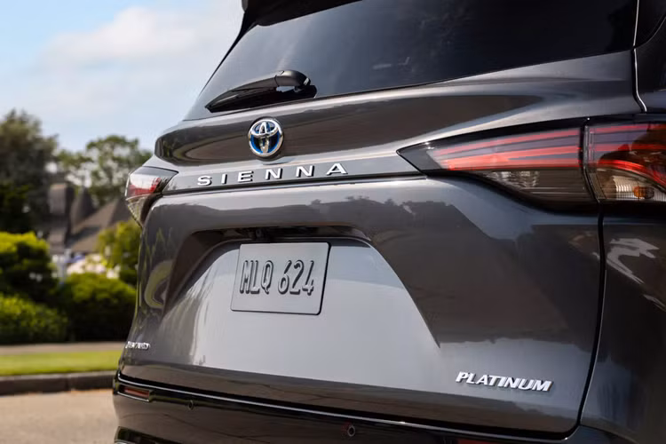 Ngoài ra, chất liệu của các chi tiết bên trong khoang cabin cũng được nâng cấp và hoàn thiện tỉ mỉ hơn nhiều so với bản tiền nhiệm. Cung cấp sức mạnh cho Toyota Sienna 2025 vẫn là hệ truyền động hybrid. 