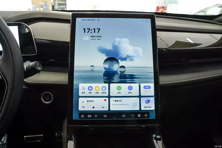 Các phiên bản tầm trung và cao cấp cũng hỗ trợ các chức năng hỗ trợ lái xe nâng cao như phanh chủ động, hỗ trợ giữ làn đường, hỗ trợ trung tâm làn đường, nhận dạng biển báo giao thông và hành trình thích ứng ở tốc độ tối đa, những tính năng này không có trên mẫu xe trước đó.