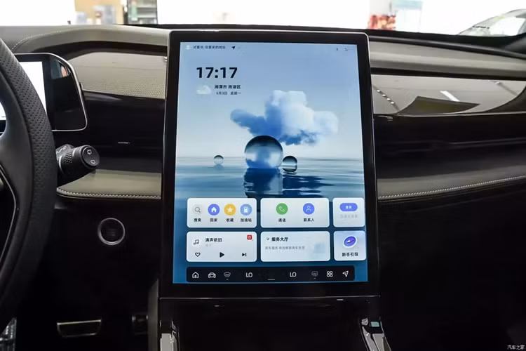 Các phiên bản tầm trung và cao cấp cũng hỗ trợ các chức năng hỗ trợ lái xe nâng cao như phanh chủ động, hỗ trợ giữ làn đường, hỗ trợ trung tâm làn đường, nhận dạng biển báo giao thông và hành trình thích ứng ở tốc độ tối đa, những tính năng này không có trên mẫu xe trước đó.