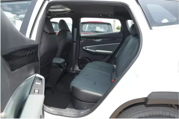 Các cấu hình khác bao gồm sạc không dây cho điện thoại di động, nhắc nhở tài xế mệt mỏi và cốp sau chỉnh điện. Hệ thống âm thanh Infinity cũng chỉ có trên phiên bản cao cấp nhất. Ngoài ra, thể tích cốp xe tiêu chuẩn là 571 lít.