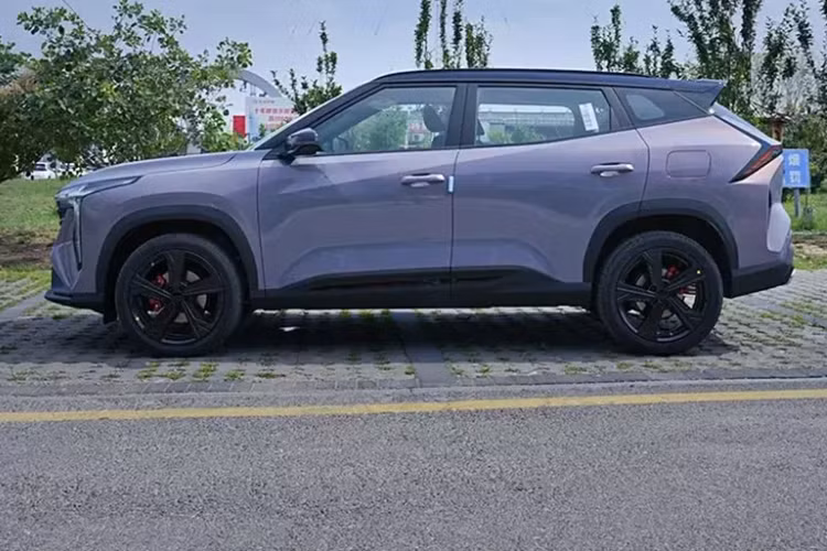 Thân xe được thiết kế hai màu. Một bộ đồ thể thao màu đen bao gồm mui xe màu đen, vành xe 19 inch màu đen, kẹp phanh màu đỏ và cánh gió sau thể thao cũng được bổ sung để tăng thêm cảm giác thể thao.