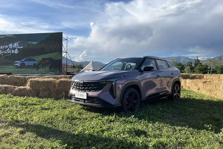 Là một mẫu xe nâng cấp giữa vòng đời, Geely Boyue 2024 mới đã có những điều chỉnh nhỏ về cấu hình và bổ sung thêm màu tím Provence hoàn toàn mới. Về ngoại hình, Geely Boyue mới giống với mẫu xe trước đó, với lưới tản nhiệt phía trước hình vảy màu đen và đèn xuyên suốt ma trận điểm.