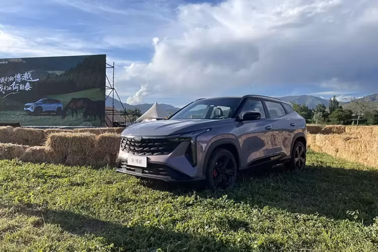 Là một mẫu xe nâng cấp giữa vòng đời, Geely Boyue 2024 mới đã có những điều chỉnh nhỏ về cấu hình và bổ sung thêm màu tím Provence hoàn toàn mới. Về ngoại hình, Geely Boyue mới giống với mẫu xe trước đó, với lưới tản nhiệt phía trước hình vảy màu đen và đèn xuyên suốt ma trận điểm.