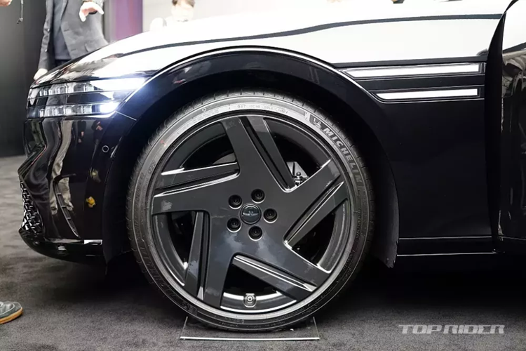 Những trang bị đáng chú ý khác của mẫu xe này bao gồm vô lăng 2 chấu, bảng đồng hồ kỹ thuật số và màn hình cảm ứng trung tâm cùng có kích thước 12,3 inch, hệ thống quét vân tay để khởi động máy, điều hòa đi kèm màn hình nhỏ cũng như núm xoay chuyển số trên cụm điều khiển trung tâm.