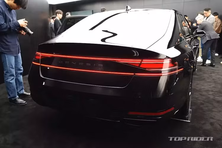 Trong khi đó, bản tiêu chuẩn của Genesis G90 2024 có giá từ 95,4 triệu Won (1,74 tỷ đồng). Bản trục cơ sở dài LWB của xe có giá khởi điểm từ 167,2 triệu Won (3,07 tỷ đồng).
