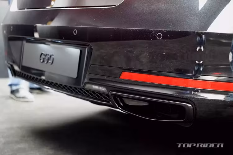 Ghế của xe được khâu hình quả trám nhằm tăng vẻ sang trọng cho nội thất. Tương tự các phiên bản còn lại của dòng sedan hạng sang này, Genesis G90 Black 2024 cũng có những tính năng mới như cửa hít, hệ thống nước hoa trên xe và bình cứu hỏa.