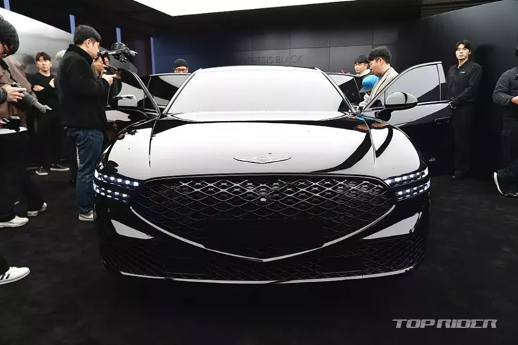 Thương hiệu xe sang Genesis của tập đoàn Hyundai đã tung ra phiên bản nâng cấp nhẹ của dòng G90 ở thị trường Hàn Quốc. Trên phiên bản Genesis G90 Black 2024 mới, mẫu xe này không thay đổi về mặt thiết kế mà chỉ có thêm những trang bị theo nhu cầu của người dùng.
