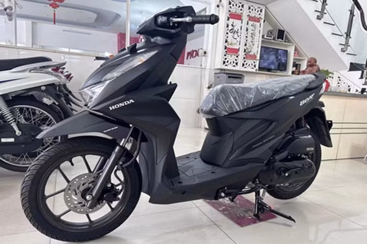 Honda BeAT mang dáng dấp thể thao, khỏe khoắn với hàng loạt tiện ích như: chìa khóa thông minh Smartkey, hệ thống cảnh báo chống trộm, màn hình LCD nhỏ bên cạnh bảng đồng hồ analog truyền thống, ổ cắm sạc USB, móc treo đồ phía dưới tay lái, cần khóa phanh sau.