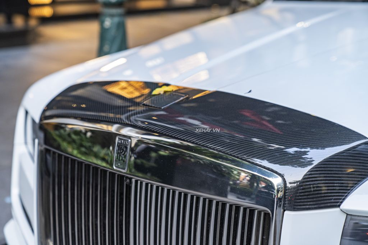 Nhìn ngang hông xe, Rolls-Royce Cullinan độ Mansory có vòm bánh trước và sau mở rộng hơn so với nguyên bản, đi kèm khe hút gió giúp cải thiện tính khí động học và làm mát cho hệ thống phanh.