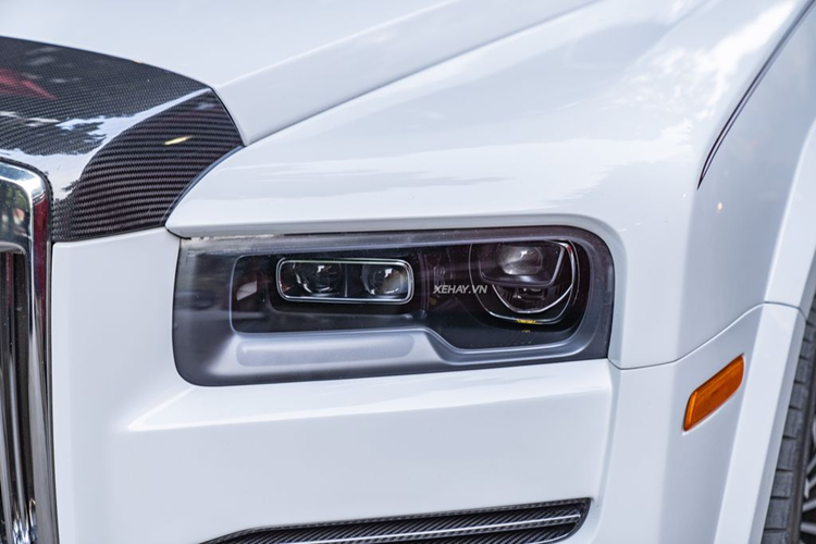 Theo đó, hốc gió trung tâm ở phía trước của SUV siêu sang Rolls-Royce Cullinan độ Mansory được tạo hình lại với các thanh dọc chia gió đồng bộ với lưới tản nhiệt đặc trưng của Rolls-Royce. Đầu xe bổ sung các khe gió nhỏ.