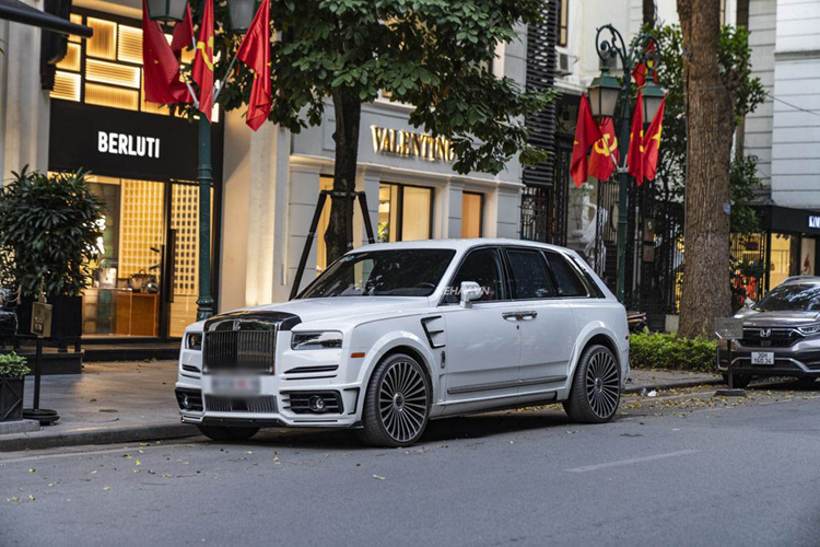Chiếc Rolls-Royce Cullinan siêu sang trong bài là xe được nâng cấp gói độ Mansory đầu tiên về Việt Nam. Được biết, thay vì chọn cách đặt mua bodykit và thi công bởi thợ Việt, chủ xe đã chuyển Rolls-Royce Cullinan tới Đức để hãng độ này nâng cấp cho chiếc SUV siêu sang.
