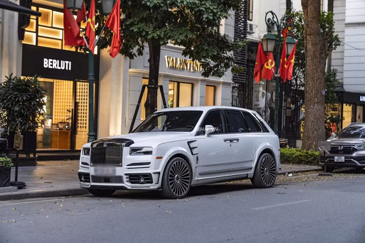 Chiếc Rolls-Royce Cullinan siêu sang trong bài là xe được nâng cấp gói độ Mansory đầu tiên về Việt Nam. Được biết, thay vì chọn cách đặt mua bodykit và thi công bởi thợ Việt, chủ xe đã chuyển Rolls-Royce Cullinan tới Đức để hãng độ này nâng cấp cho chiếc SUV siêu sang.