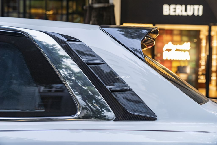 Ở phía sau, Rolls-Royce Cullinan độ Mansory hầm hố hơn nhờ bộ khuếch tán mới, đi kèm khe gió kéo dài bên trên và thanh ốp bằng sợi carbon. Cuối cùng là hệ thống ống xả mới của Mansory, mang đến âm thanh uy lực hơn.