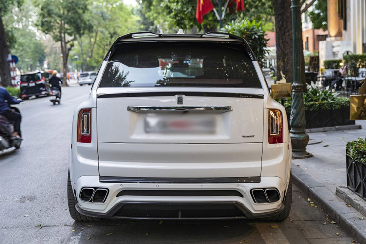 Theo tìm hiểu, chiếc Rolls-Royce Cullinan này cũng được nâng cấp hiệu năng, động cơ V12 6.75L tăng áp kép của xe sau khi cải tiến đã có công suất lên 601 mã lực và 950 Nm mô-men xoắn (nguyên bản là 563 mã lực và 850 Nm). Nhờ đó, chiếc SUV có thể tăng tốc 0-100 km/h trong khoảng 5 giây.
