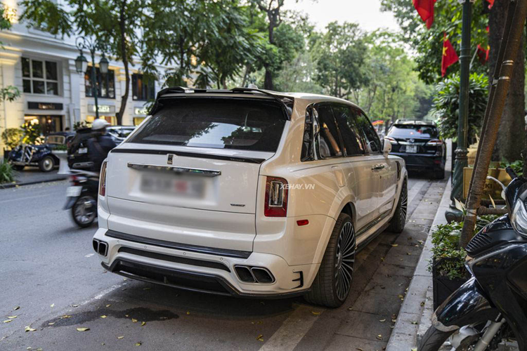 Bên trong, xe có nội thất bọc da màu đỏ đậm, không rõ trang bị cụ thể ra sao nhưng chắc chắn vẫn sẽ có các tính năng quen thuộc như hệ thống âm thanh vòm cao cấp, cặp màn hình full HD 12 inch cho hàng ghế sau, ốp gỗ cao cấp, bộ phát Wi-Fi...