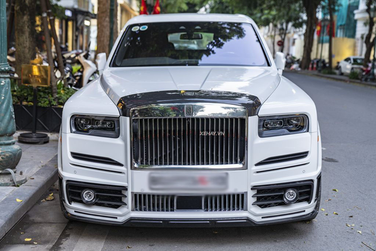 Rolls-Royce Cullinan độ Mansory đầu tiên về Việt Nam và có giá đồn đoán lên tới hơn 40 tỷ đồng. Xe sở hữu màu sơn trắng tinh tế, chiếc độ Mansory còn lại mang màu sơn xám xi măng. Sau khi qua tay nhà độ đình đám, Rolls-Royce Cullinan trở nên hầm hố, thể thao hơn đáng kể.