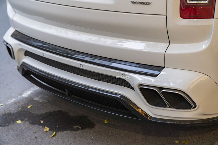 Ốp hốc gió bên sườn có thêm mang cá dùng sợi carbon cùng logo Mansory. Chiếc SUV siêu sang còn được trang bị bộ mâm đa chấu kích thước 24 inch với bề mặt sáng bóng, bên trong sơn màu đen, tích hợp logo Mansory.