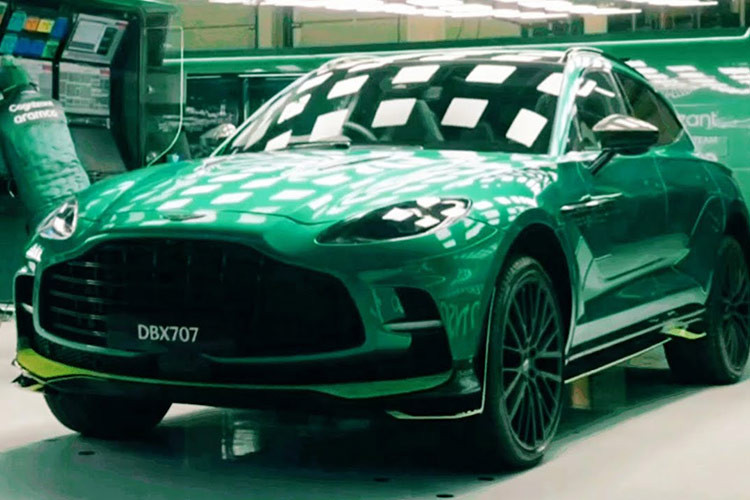 Điều đáng chú ý là hệ truyền động này là lựa chọn duy nhất dành cho chiếc SUV vì Aston Martin gần đây đã loại bỏ phiên bản DBX thông thường. Phiên bản siêu SUV Aston Martin DBX707 AMR24 đã có sẵn để đặt hàng ngay từ bây giờ.