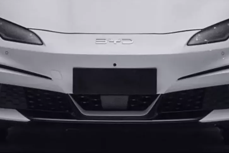 Nhiều khả năng chữ “X” là phần giữ chỗ tên vì các biển tên “Seal 06GT”, “Seal MINI” và “Seal 05EV” đều xuất hiện trên tờ khai, sẽ là tên chính thức của dòng xe sedan điện BYD Seal X này khi ra mắt.