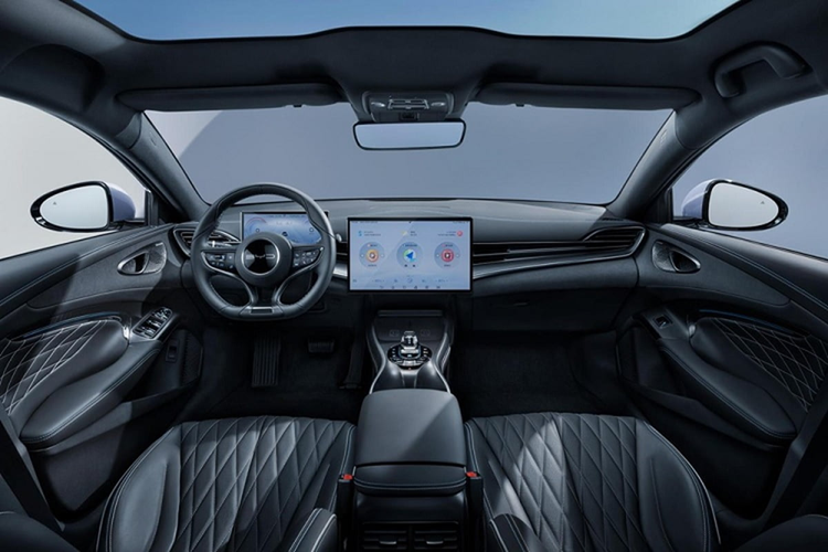 Kích thước tổng thể của BYD Seal X bao gồm chiều dài, chiều rộng và chiều cao lần lượt sẽ là 4.630 mm x 1.880 mm x 1.490 mm, chiều dài cơ sở là 2.820 mm. Hình ảnh lộ diện cho thấy xe có 4 bộ mâm thiết kế khác nhau với kích thước 18 inch và 19 inch, thông số lốp là 225/50.