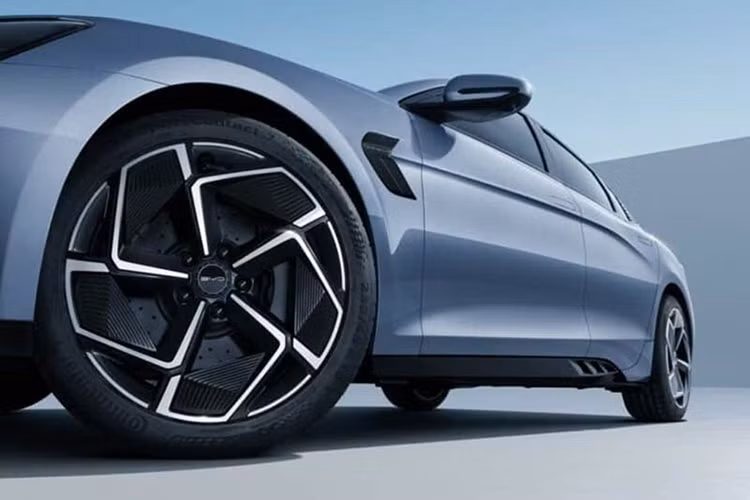 Mẫu sedan điện BYD Seal X tốc độ tối đa có thể đạt tới 200 km/h. Ngoài ra, BYD Seal X sẽ có sẵn hệ dẫn động cầu sau và bốn bánh. Mẫu động cơ đơn sẽ có công suất tối đa là 160 kW và mẫu động cơ kép sẽ có công suất tổng hợp là 310 kW.