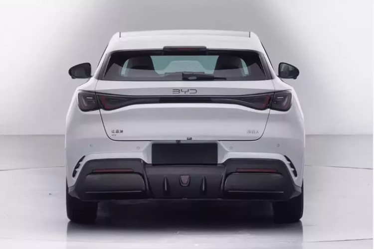 Ở phía trước, đèn pha thanh mảnh có thiết kế hình lưỡi liềm trong khi phần dưới có thiết kế giống răng nanh. Mặt trước cũng được trang bị lidar. Hiện mức giá xe BYD Seal X 2024 chưa được công bố.