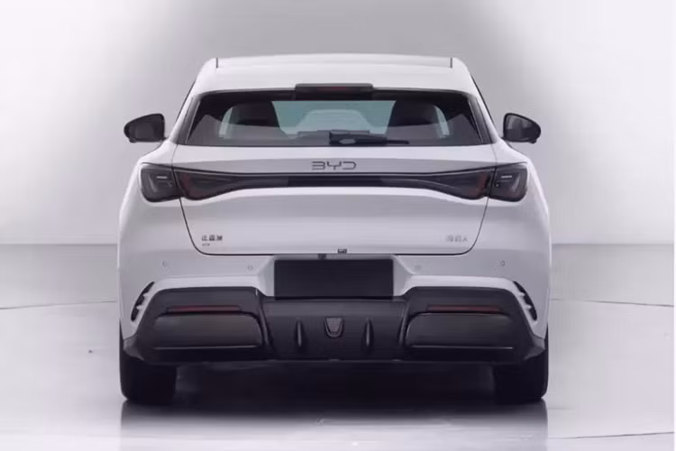 Ở phía trước, đèn pha thanh mảnh có thiết kế hình lưỡi liềm trong khi phần dưới có thiết kế giống răng nanh. Mặt trước cũng được trang bị lidar. Hiện mức giá xe BYD Seal X 2024 chưa được công bố.