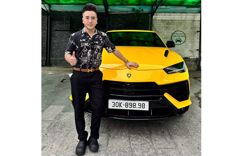 Số lượng dòng xe Lamborghini Urus S tại Việt Nam giờ đây được nhập về khá nhiều, 1 phần là do đơn vị phân phối chính hãng đưa ra mức giá quá tốt. Chiếc xe Lamborghini Urus S của đại gia này có màu vàng, nội thất màu đen cùng điểm nhấn sọc vàng.