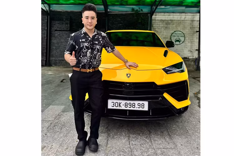 Số lượng dòng xe Lamborghini Urus S tại Việt Nam giờ đây được nhập về khá nhiều, 1 phần là do đơn vị phân phối chính hãng đưa ra mức giá quá tốt. Chiếc xe Lamborghini Urus S của đại gia này có màu vàng, nội thất màu đen cùng điểm nhấn sọc vàng.