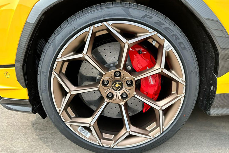 Chiếc siêu SUV Lamborghini Urus của đại gia thẩm mỹ này thuộc bản S, tức nâng cấp giữa vòng đời, với những thay đổi khác biệt ở cản trước/sau, ống xả và bộ mâm theo xe. Ngoài ra, logo Urus S xuất hiện trên nẹp sườn, ngay trước bánh sau, cũng là dấu hiệu nhận biết rõ nhất.