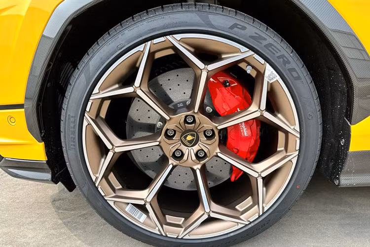 Chiếc siêu SUV Lamborghini Urus của đại gia thẩm mỹ này thuộc bản S, tức nâng cấp giữa vòng đời, với những thay đổi khác biệt ở cản trước/sau, ống xả và bộ mâm theo xe. Ngoài ra, logo Urus S xuất hiện trên nẹp sườn, ngay trước bánh sau, cũng là dấu hiệu nhận biết rõ nhất.