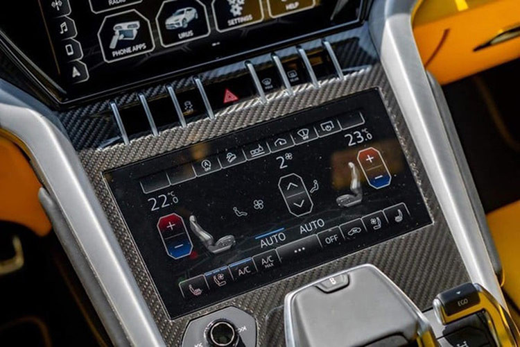 Lamborghini Urus S cung cấp đến 7 chế độ lái gồm Strada, Sport, Corsa, Ego trên đường thường cùng các chế độ địa hình khác nhau như Terra (offroad), Neve (tuyết) và Sabbia (cát). Trái tim của Lamborghini Urus S vẫn là động cơ tăng áp kép V8, dung tích 4.0L cho ra công suất 656 mã lực và mô-men xoắn 850 Nm.