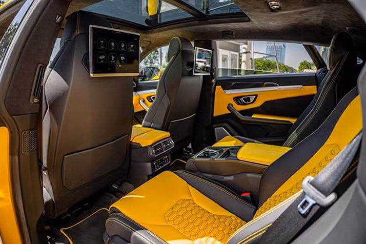 Ngoài ra, thiết kế và trang bị trong nội thất của chiếc siêu SUV Lamborghini Urus S này không khác nhiều so với đời trước như: vô lăng ba chấu đậm chất thể thao, tích hợp nhiều nút bấm, các cửa gió điều hòa, đồng hồ kỹ thuật số, màn hình nằm ẩn bên trong táp-lô…