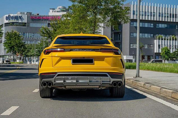 Hộp số của Lamborghini Urus S là loại tự động 8 cấp, kết hợp cùng hệ thống dẫn động 4 bánh với vi sai cầu trước, vi sai trung tâm Torsen và vi sai chủ động tại cầu sau. Sức mạnh này giúp Urus S tăng tốc 0-100 km/h trong 3,5 giây và 0-200 km/h trong 12,5 giây.
