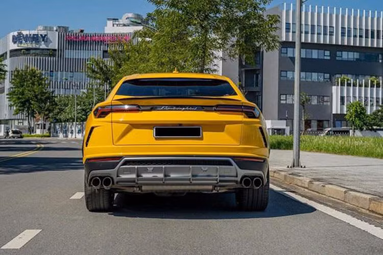 Hộp số của Lamborghini Urus S là loại tự động 8 cấp, kết hợp cùng hệ thống dẫn động 4 bánh với vi sai cầu trước, vi sai trung tâm Torsen và vi sai chủ động tại cầu sau. Sức mạnh này giúp Urus S tăng tốc 0-100 km/h trong 3,5 giây và 0-200 km/h trong 12,5 giây.