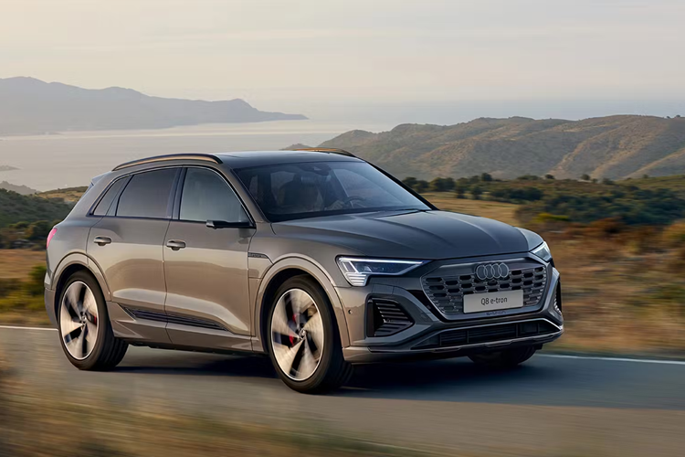 Tiếp đến là Audi Q8 55 e-tron với công suất tổng cộng 402 mã lực và mô-men xoắn cực đại 664 Nm. Phiên bản này dùng pin 106 kWh nên có thể chạy được 582 km. Mạnh nhất là Audi SQ8 e-tron với 3 mô-tơ điện, mang đến tổng công suất 496 mã lực và mô-men xoắn cực đại 973 Nm.